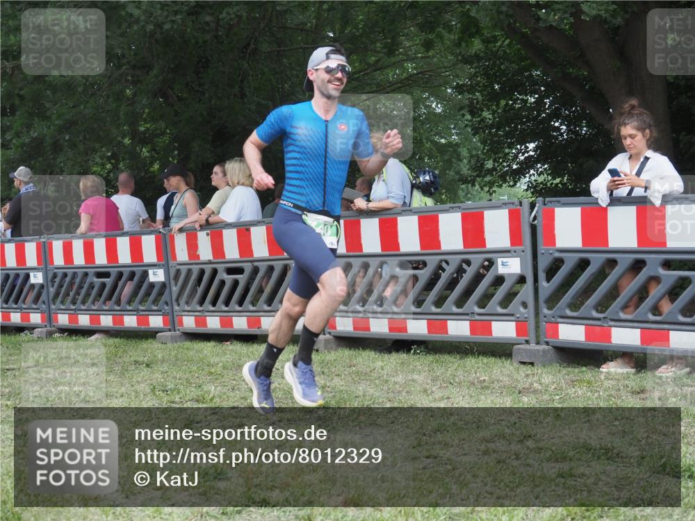 21.06.2025 - 27. Vierlanden-Triathlon KatJ http://msf.ph/oto/8012329 15.06.2025 13:08:25 Ziel 685, 740 meine-sportfotos.de