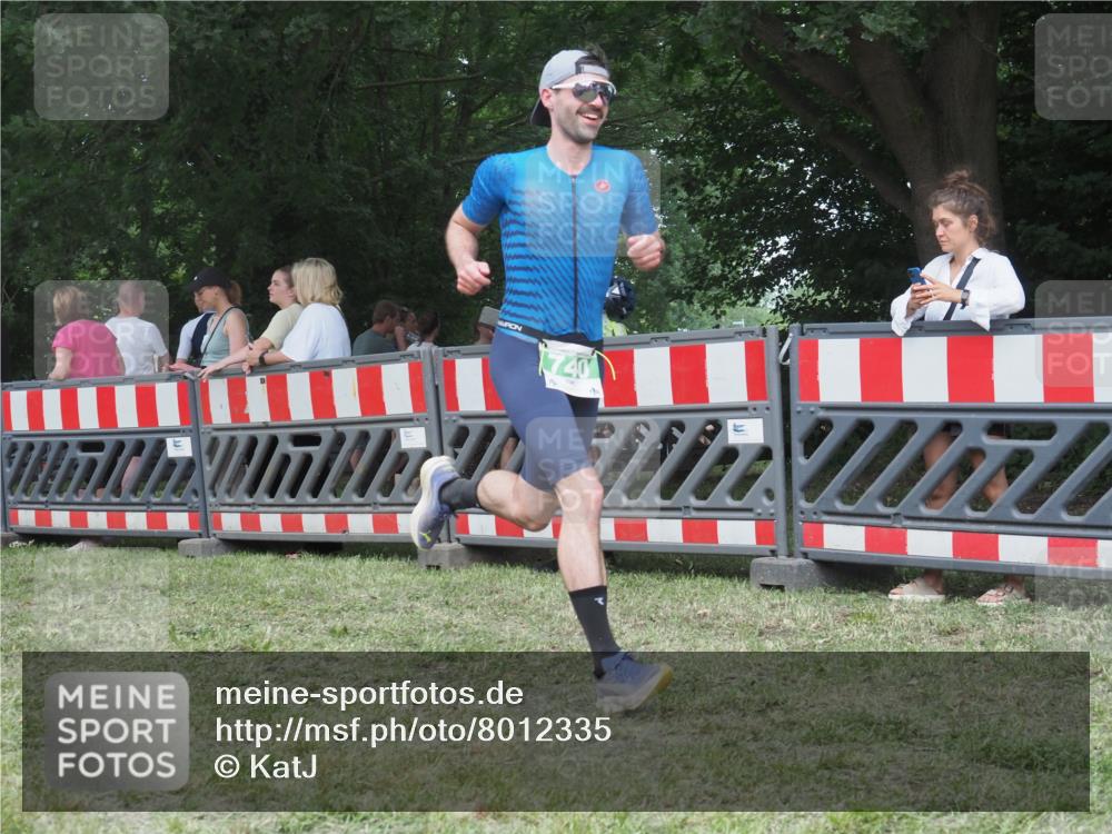 21.06.2025 - 27. Vierlanden-Triathlon KatJ http://msf.ph/oto/8012335 15.06.2025 13:08:25 Ziel 685, 740 meine-sportfotos.de