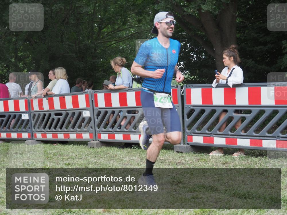 21.06.2025 - 27. Vierlanden-Triathlon KatJ http://msf.ph/oto/8012349 15.06.2025 13:08:25 Ziel 685, 740 meine-sportfotos.de