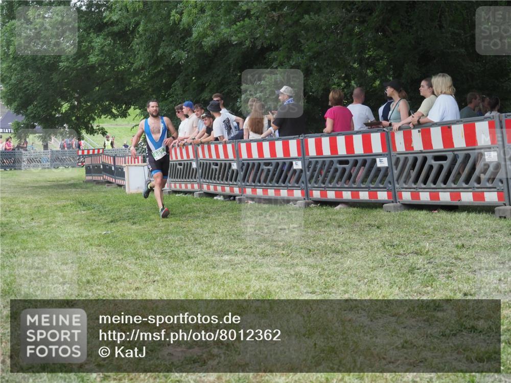 21.06.2025 - 27. Vierlanden-Triathlon KatJ http://msf.ph/oto/8012362 15.06.2025 13:08:26 Ziel 685 meine-sportfotos.de