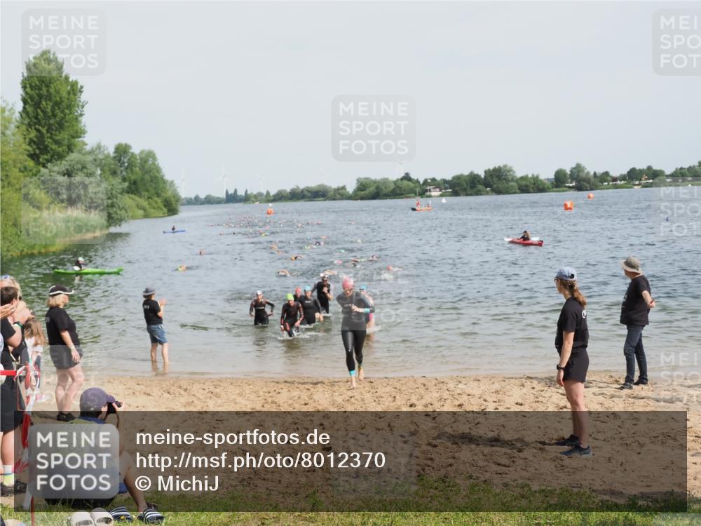 21.06.2025 - 27. Vierlanden-Triathlon MichiJ http://msf.ph/oto/8012370 15.06.2026 10:14:47 Schwimmen 476, 546, 559, 593, 608, 609, 1397 meine-sportfotos.de