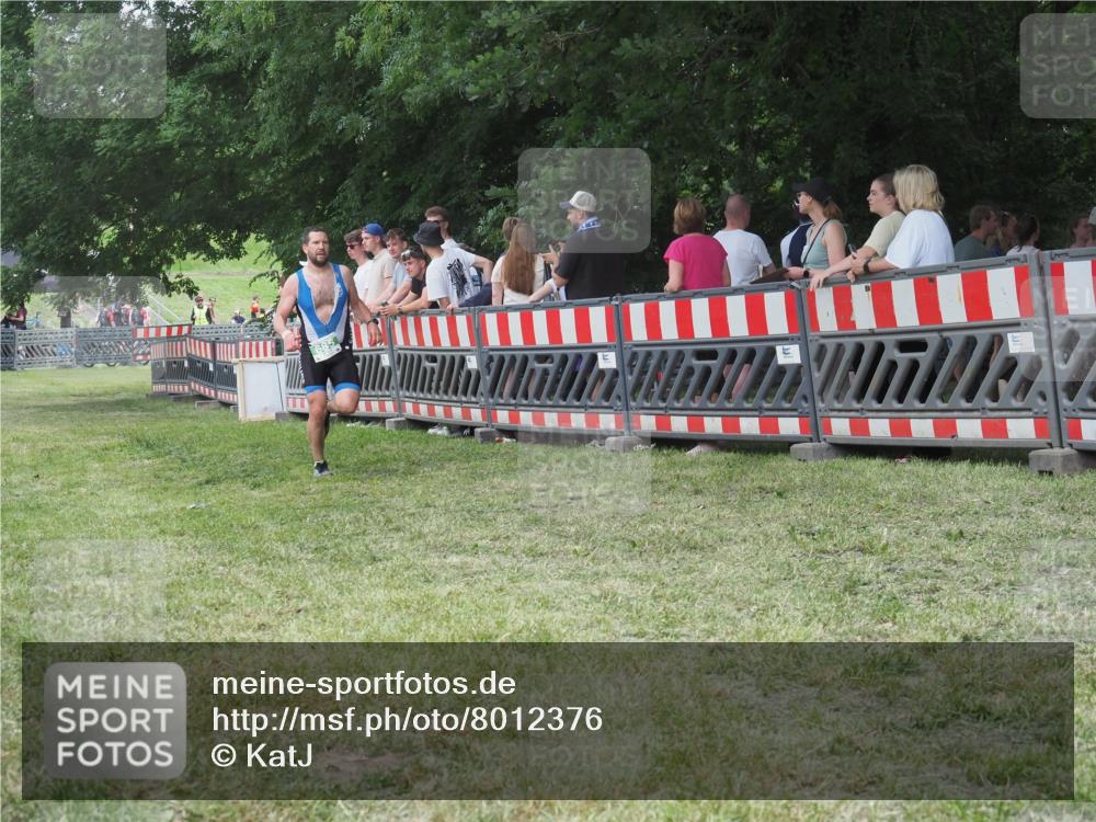 21.06.2025 - 27. Vierlanden-Triathlon KatJ http://msf.ph/oto/8012376 15.06.2025 13:08:26 Ziel 685 meine-sportfotos.de
