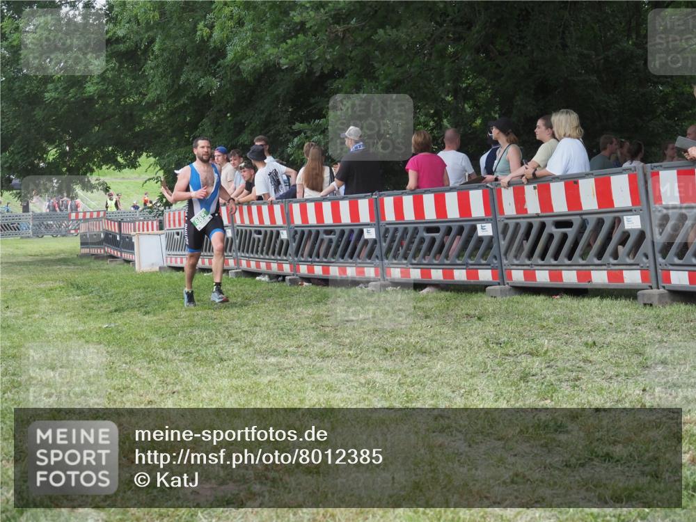 21.06.2025 - 27. Vierlanden-Triathlon KatJ http://msf.ph/oto/8012385 15.06.2025 13:08:27 Ziel 685 meine-sportfotos.de