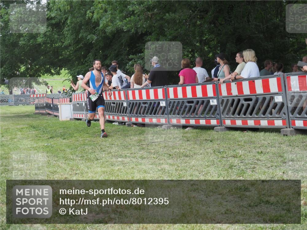 21.06.2025 - 27. Vierlanden-Triathlon KatJ http://msf.ph/oto/8012395 15.06.2025 13:08:27 Ziel 685 meine-sportfotos.de