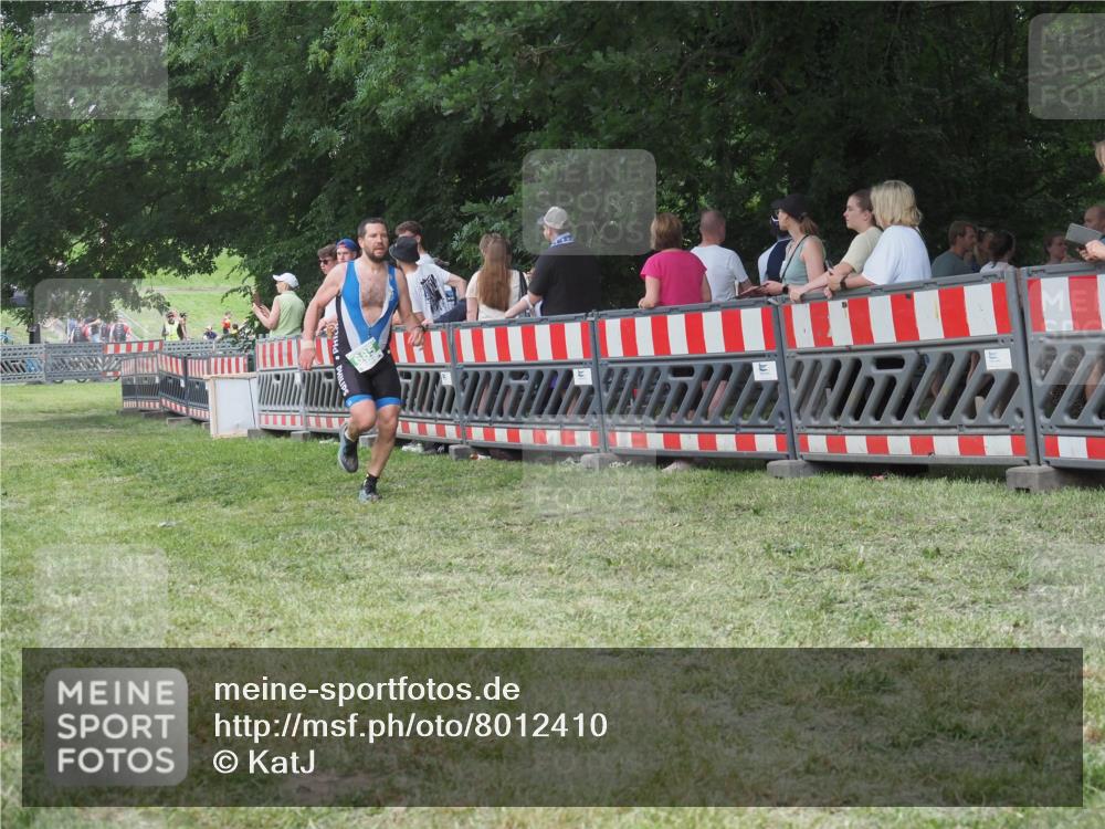 21.06.2025 - 27. Vierlanden-Triathlon KatJ http://msf.ph/oto/8012410 15.06.2025 13:08:27 Ziel 685 meine-sportfotos.de