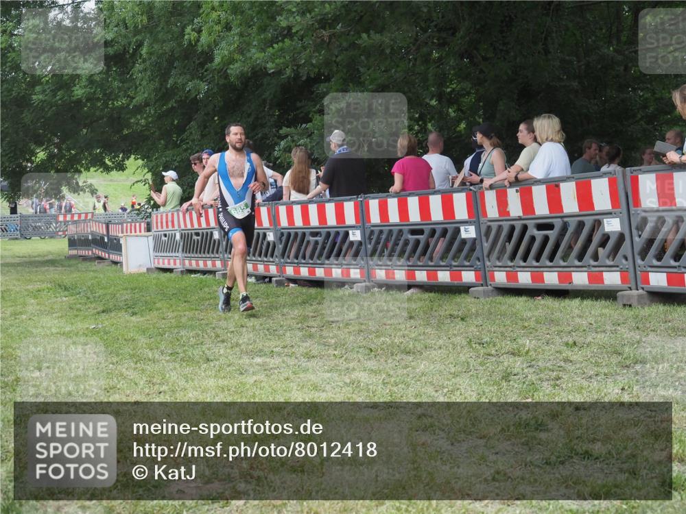 21.06.2025 - 27. Vierlanden-Triathlon KatJ http://msf.ph/oto/8012418 15.06.2025 13:08:27 Ziel 685 meine-sportfotos.de