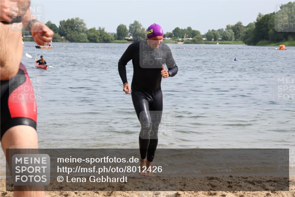 15.06.2025 - 27. Vierlanden-Triathlon Lena Gebhardt http://msf.ph/oto/8012426 15.06.2025 10:10:21 Schwimmen 417, 444 meine-sportfotos.de
