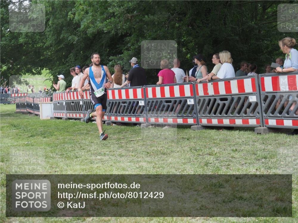 21.06.2025 - 27. Vierlanden-Triathlon KatJ http://msf.ph/oto/8012429 15.06.2025 13:08:27 Ziel 685 meine-sportfotos.de