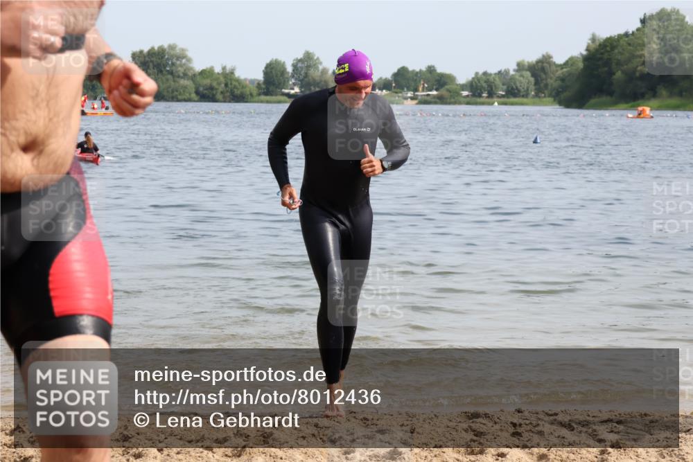 15.06.2025 - 27. Vierlanden-Triathlon Lena Gebhardt http://msf.ph/oto/8012436 15.06.2025 10:10:21 Schwimmen 417, 444 meine-sportfotos.de