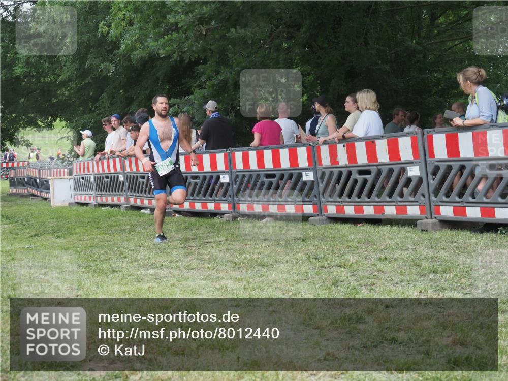 21.06.2025 - 27. Vierlanden-Triathlon KatJ http://msf.ph/oto/8012440 15.06.2025 13:08:27 Ziel 685 meine-sportfotos.de