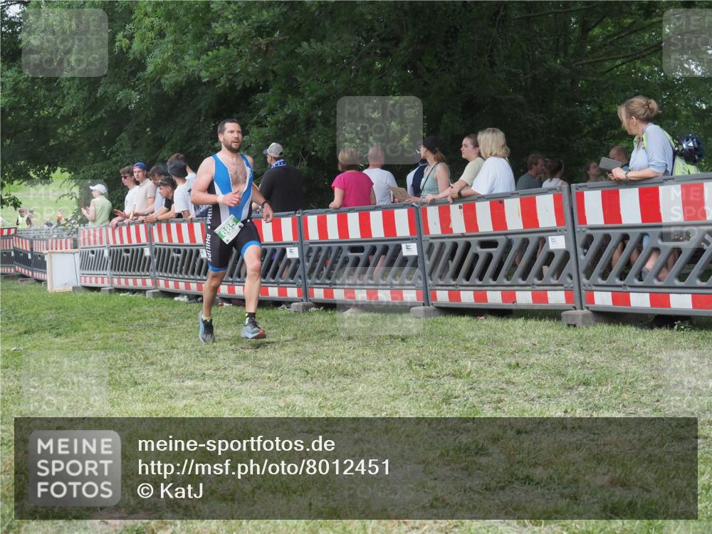 21.06.2025 - 27. Vierlanden-Triathlon KatJ http://msf.ph/oto/8012451 15.06.2025 13:08:27 Ziel 685 meine-sportfotos.de