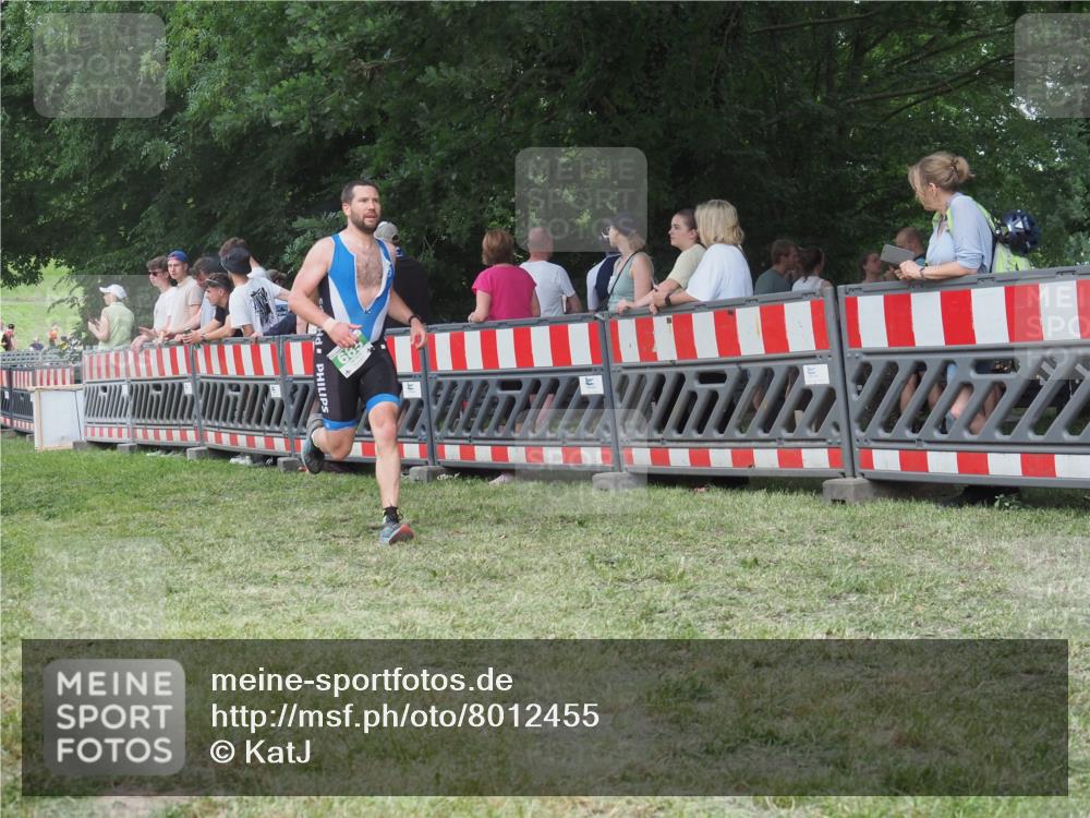 21.06.2025 - 27. Vierlanden-Triathlon KatJ http://msf.ph/oto/8012455 15.06.2025 13:08:27 Ziel 685 meine-sportfotos.de