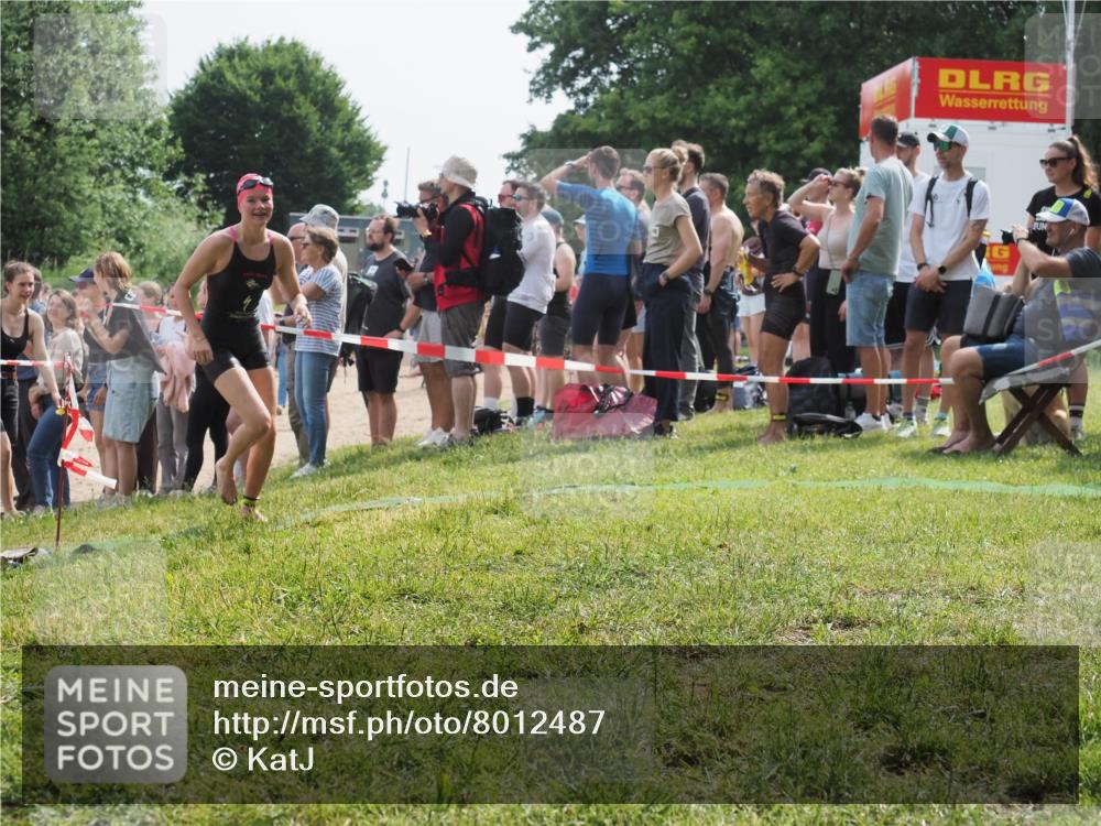 15.06.2025 - 27. Vierlanden-Triathlon KatJ http://msf.ph/oto/8012487 15.06.2025 10:14:13 Schwimmen 475, 632 meine-sportfotos.de