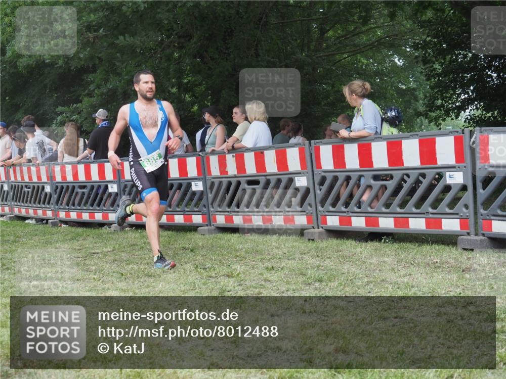 21.06.2025 - 27. Vierlanden-Triathlon KatJ http://msf.ph/oto/8012488 15.06.2025 13:08:28 Ziel 685 meine-sportfotos.de