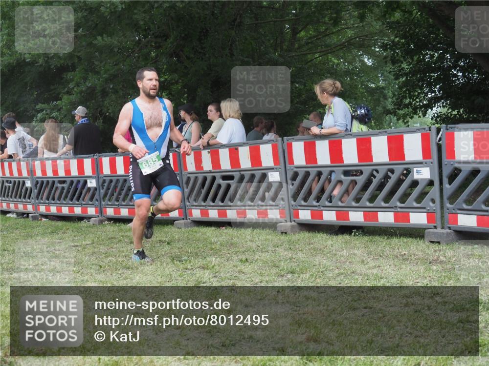 21.06.2025 - 27. Vierlanden-Triathlon KatJ http://msf.ph/oto/8012495 15.06.2025 13:08:28 Ziel 685 meine-sportfotos.de