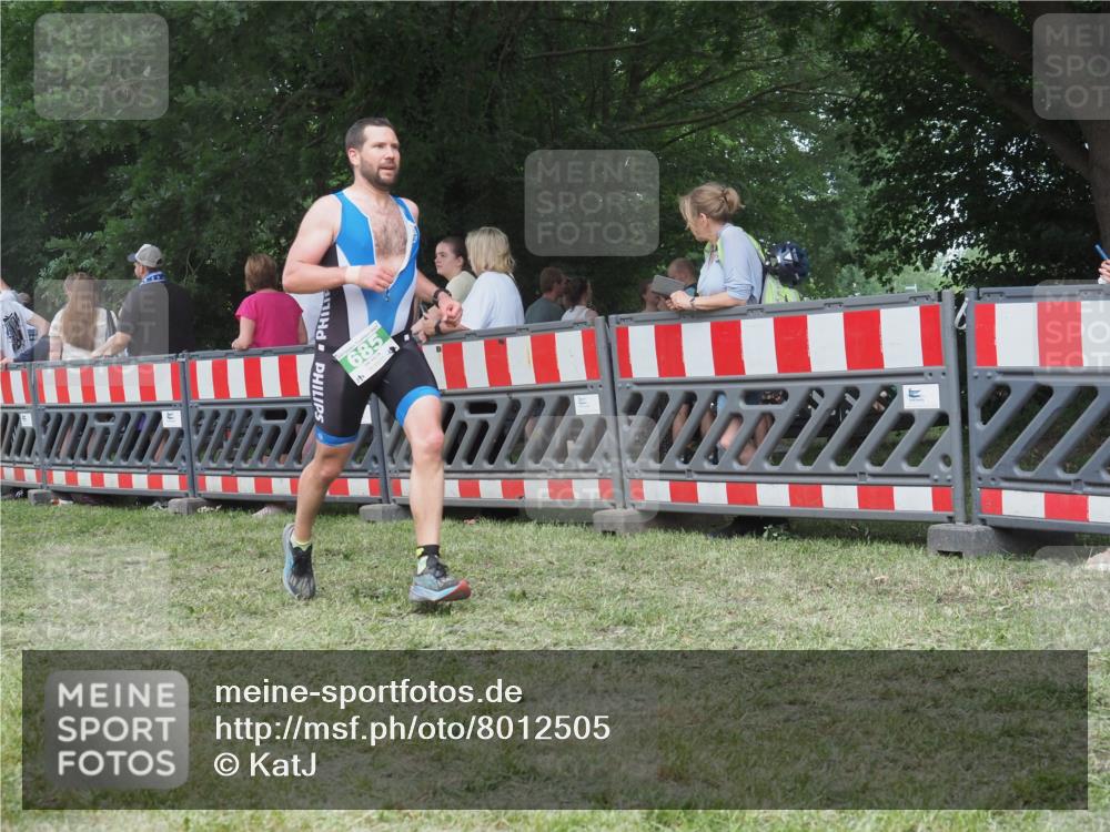 21.06.2025 - 27. Vierlanden-Triathlon KatJ http://msf.ph/oto/8012505 15.06.2025 13:08:28 Ziel 685 meine-sportfotos.de