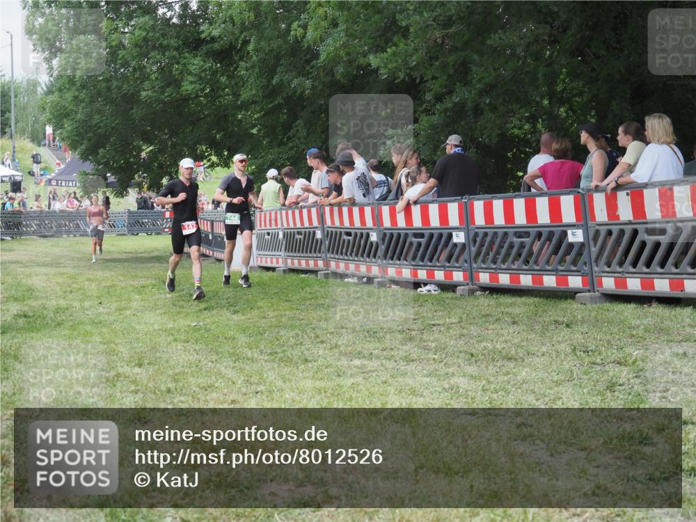 21.06.2025 - 27. Vierlanden-Triathlon KatJ http://msf.ph/oto/8012526 15.06.2025 13:09:34 Ziel 147, 225, 744 meine-sportfotos.de