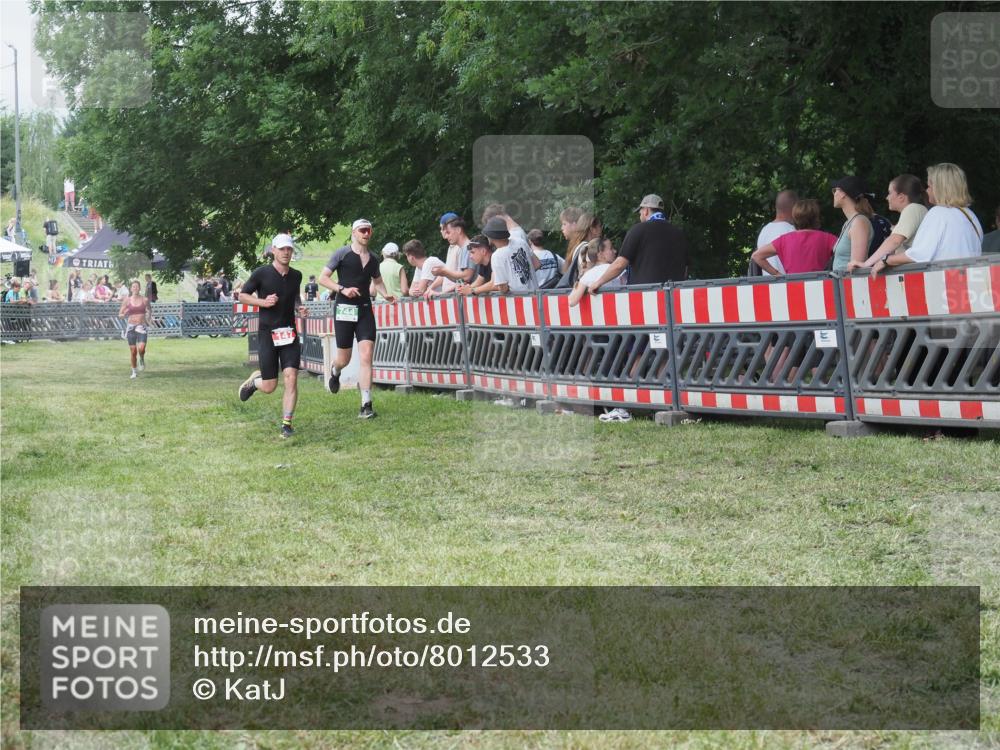 21.06.2025 - 27. Vierlanden-Triathlon KatJ http://msf.ph/oto/8012533 15.06.2025 13:09:34 Ziel 147, 225, 744 meine-sportfotos.de