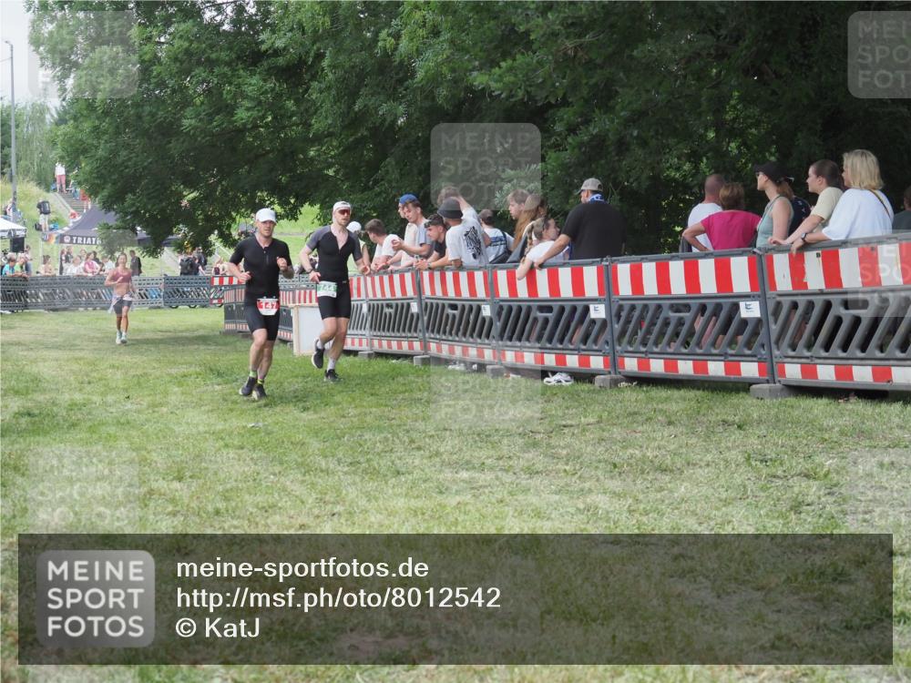 21.06.2025 - 27. Vierlanden-Triathlon KatJ http://msf.ph/oto/8012542 15.06.2025 13:09:34 Ziel 147, 225, 744 meine-sportfotos.de