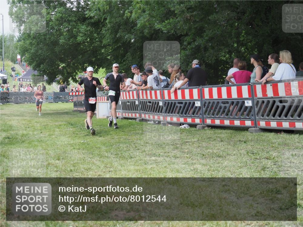 21.06.2025 - 27. Vierlanden-Triathlon KatJ http://msf.ph/oto/8012544 15.06.2025 13:09:34 Ziel 147, 225, 744 meine-sportfotos.de