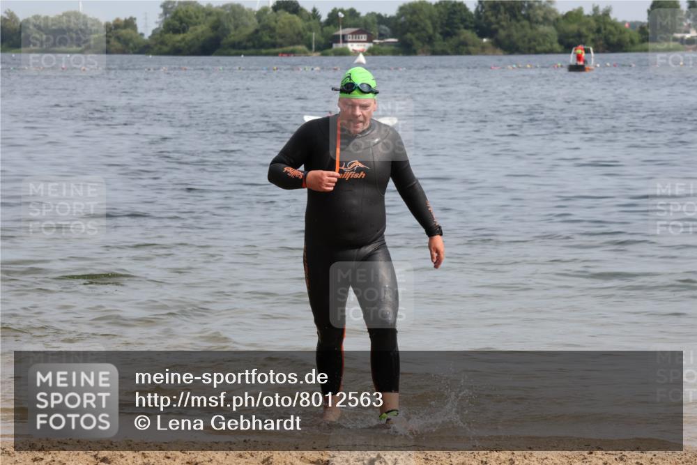 15.06.2025 - 27. Vierlanden-Triathlon Lena Gebhardt http://msf.ph/oto/8012563 15.06.2025 10:10:56 Schwimmen 451 meine-sportfotos.de