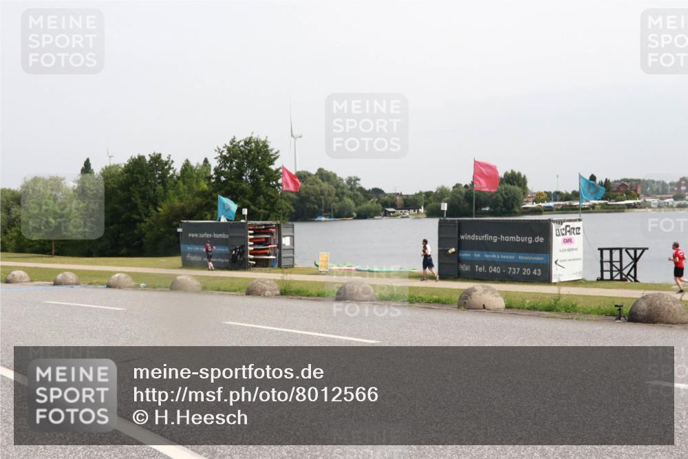 15.06.2025 - 27. Vierlanden-Triathlon H.Heesch http://msf.ph/oto/8012566 15.06.2025 11:08:34 Radfahren 722, 727 meine-sportfotos.de