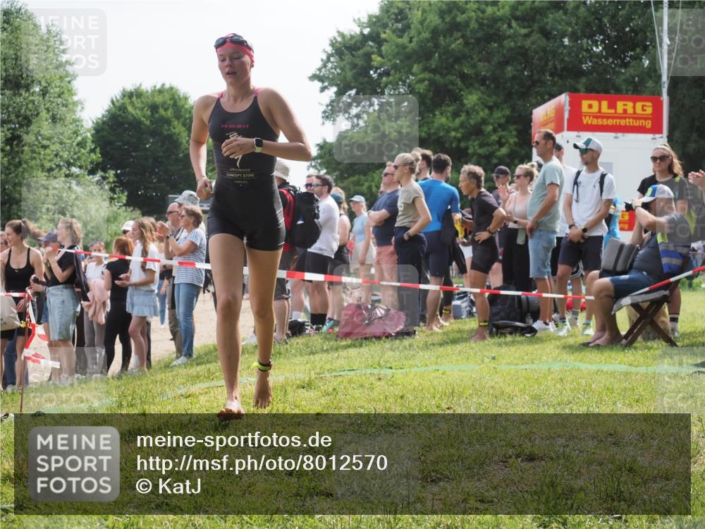 15.06.2025 - 27. Vierlanden-Triathlon KatJ http://msf.ph/oto/8012570 15.06.2025 10:14:15 Schwimmen 475, 632 meine-sportfotos.de