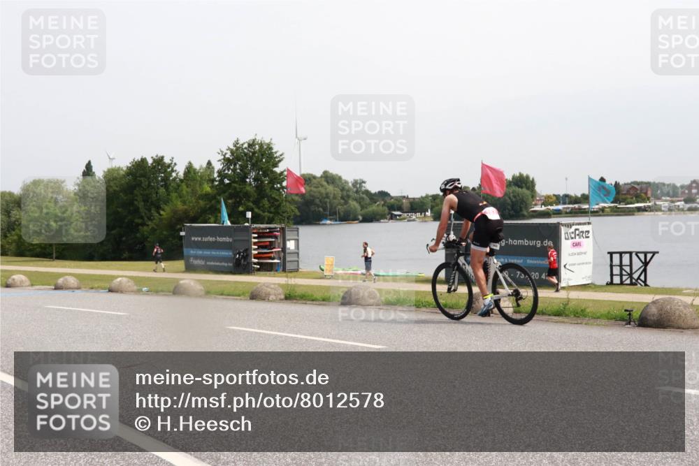 15.06.2025 - 27. Vierlanden-Triathlon H.Heesch http://msf.ph/oto/8012578 15.06.2025 11:08:36 Radfahren 722, 727 meine-sportfotos.de