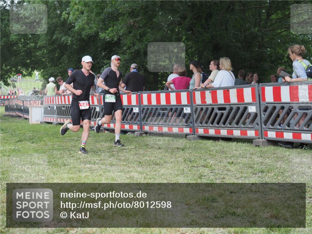21.06.2025 - 27. Vierlanden-Triathlon KatJ http://msf.ph/oto/8012598 15.06.2025 13:09:35 Ziel 147, 225, 744 meine-sportfotos.de