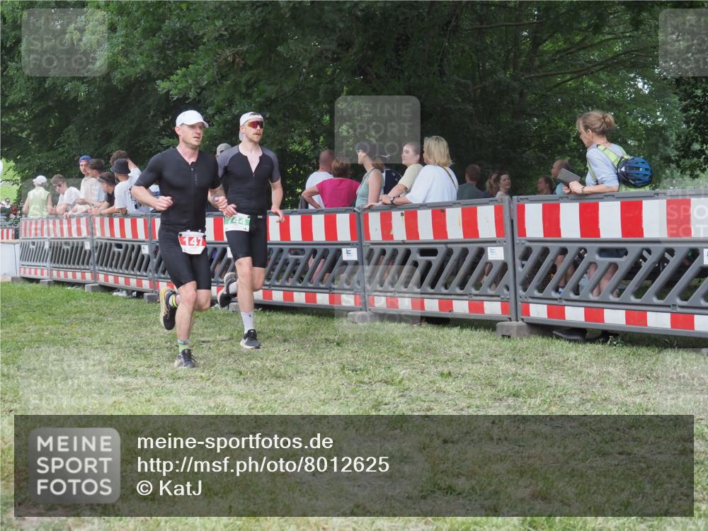 21.06.2025 - 27. Vierlanden-Triathlon KatJ http://msf.ph/oto/8012625 15.06.2025 13:09:36 Ziel 147, 225, 744 meine-sportfotos.de