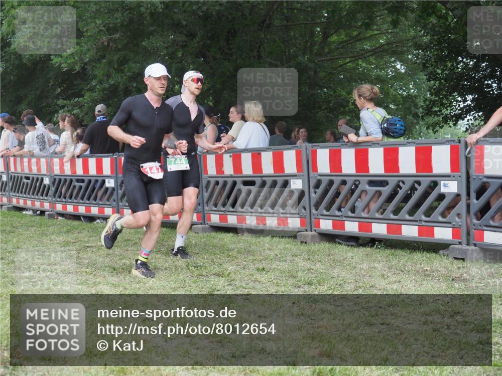 21.06.2025 - 27. Vierlanden-Triathlon KatJ http://msf.ph/oto/8012654 15.06.2025 13:09:36 Ziel 147, 225, 744 meine-sportfotos.de