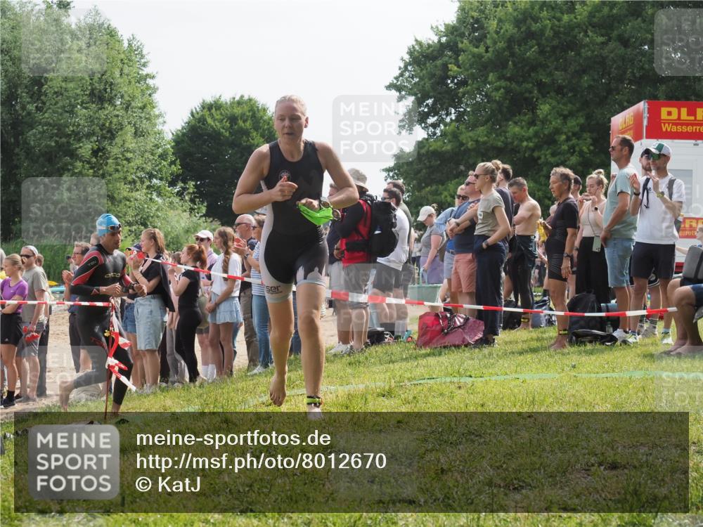 15.06.2025 - 27. Vierlanden-Triathlon KatJ http://msf.ph/oto/8012670 15.06.2025 10:14:26 Schwimmen 482, 565, 618 meine-sportfotos.de