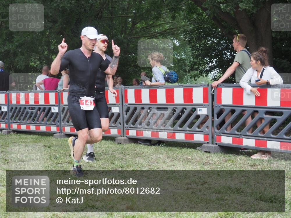 21.06.2025 - 27. Vierlanden-Triathlon KatJ http://msf.ph/oto/8012682 15.06.2025 13:09:36 Ziel 147, 225, 744 meine-sportfotos.de