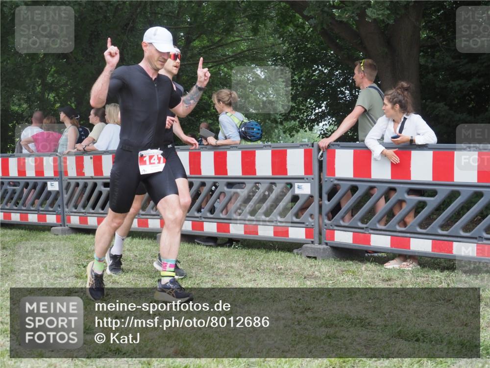 21.06.2025 - 27. Vierlanden-Triathlon KatJ http://msf.ph/oto/8012686 15.06.2025 13:09:36 Ziel 147, 225, 744 meine-sportfotos.de