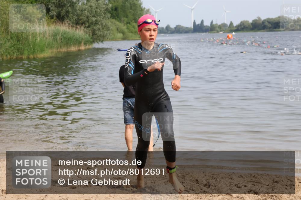 15.06.2025 - 27. Vierlanden-Triathlon Lena Gebhardt http://msf.ph/oto/8012691 15.06.2025 10:12:48 Schwimmen 512, 625 meine-sportfotos.de