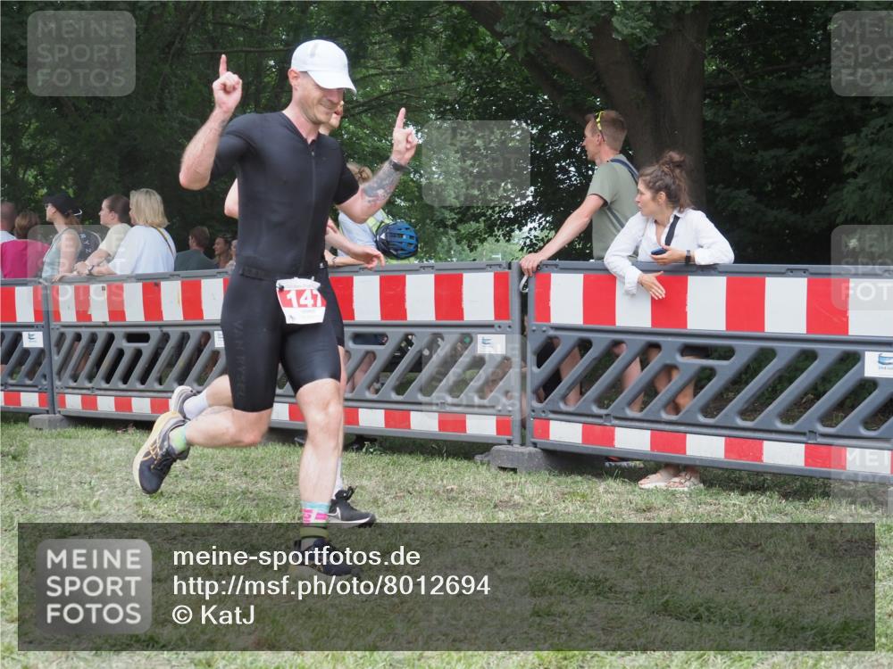 21.06.2025 - 27. Vierlanden-Triathlon KatJ http://msf.ph/oto/8012694 15.06.2025 13:09:37 Ziel 147, 225, 744 meine-sportfotos.de