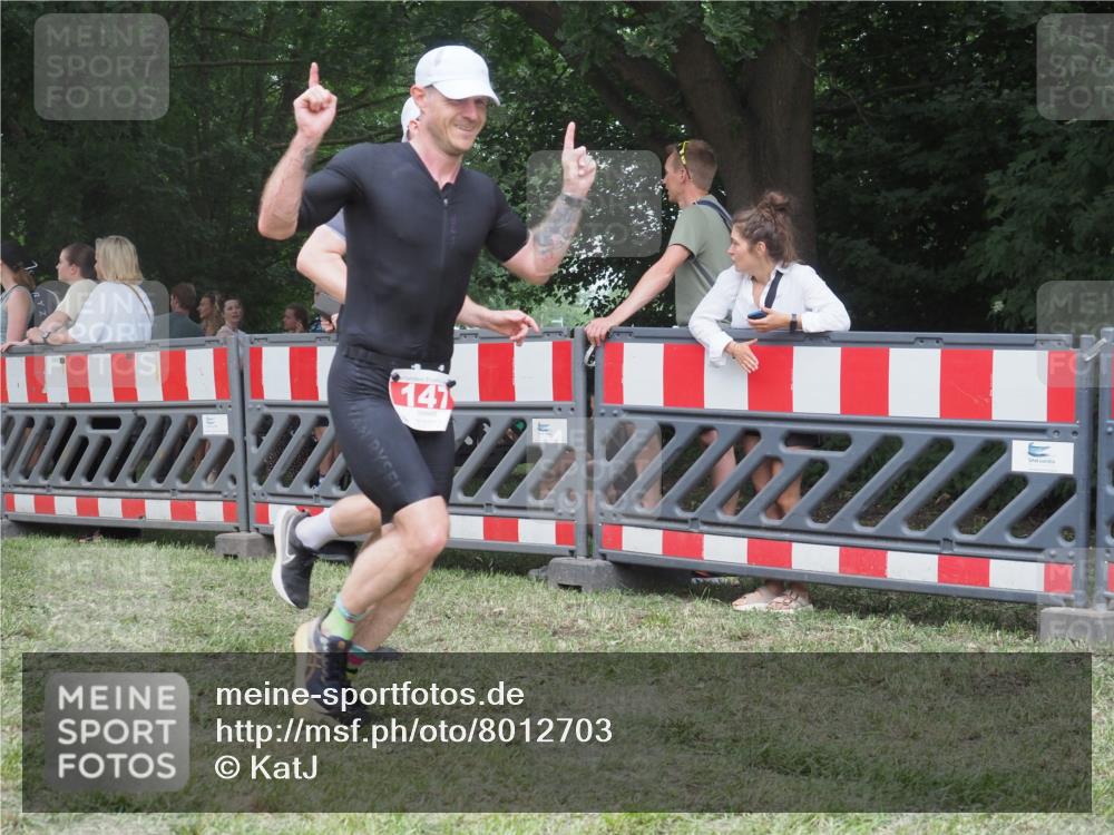 21.06.2025 - 27. Vierlanden-Triathlon KatJ http://msf.ph/oto/8012703 15.06.2025 13:09:37 Ziel 147, 225, 744 meine-sportfotos.de