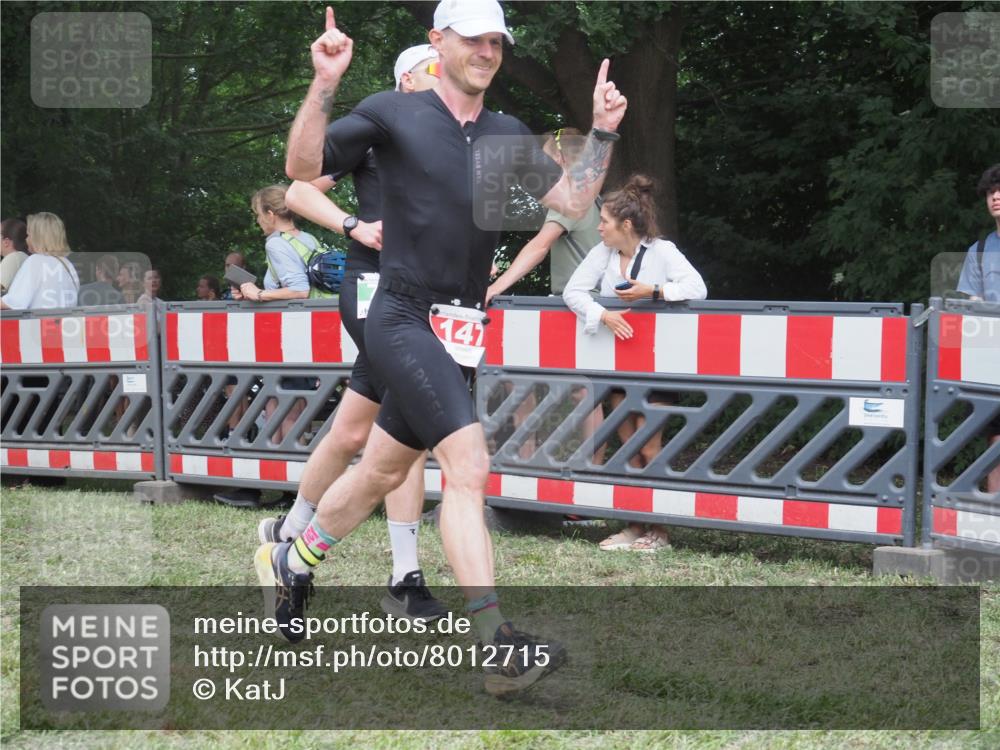 21.06.2025 - 27. Vierlanden-Triathlon KatJ http://msf.ph/oto/8012715 15.06.2025 13:09:37 Ziel 147, 225, 744 meine-sportfotos.de