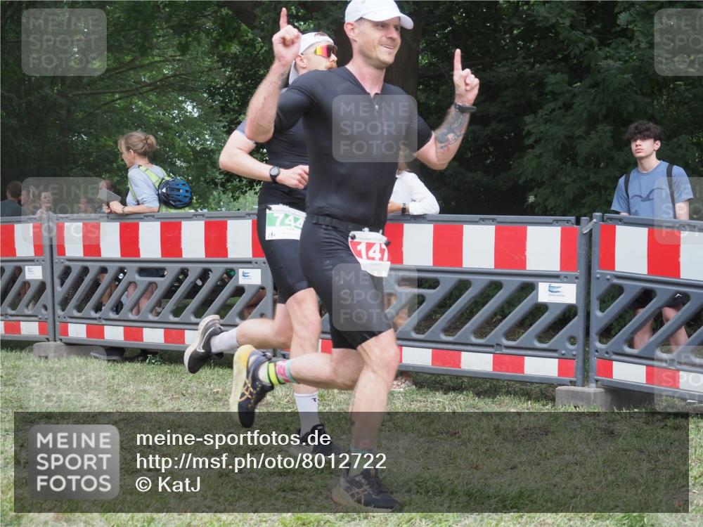 21.06.2025 - 27. Vierlanden-Triathlon KatJ http://msf.ph/oto/8012722 15.06.2025 13:09:37 Ziel 147, 225, 744 meine-sportfotos.de