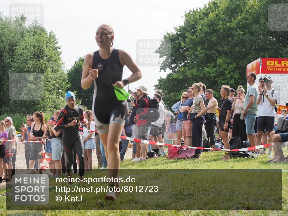 15.06.2025 - 27. Vierlanden-Triathlon KatJ http://msf.ph/oto/8012723 15.06.2025 10:14:26 Schwimmen 482, 565, 618 meine-sportfotos.de