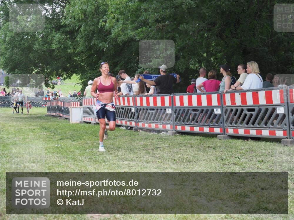 21.06.2025 - 27. Vierlanden-Triathlon KatJ http://msf.ph/oto/8012732 15.06.2025 13:09:40 Ziel 225 meine-sportfotos.de