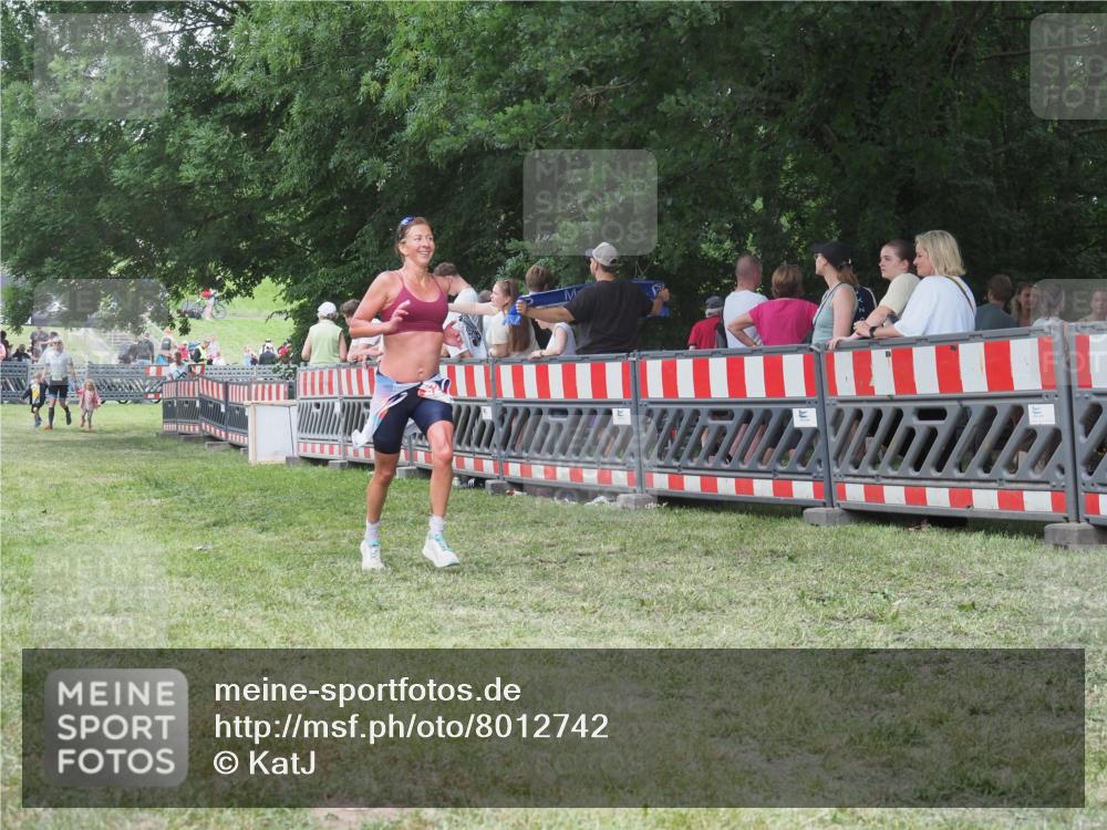 21.06.2025 - 27. Vierlanden-Triathlon KatJ http://msf.ph/oto/8012742 15.06.2025 13:09:40 Ziel 225 meine-sportfotos.de