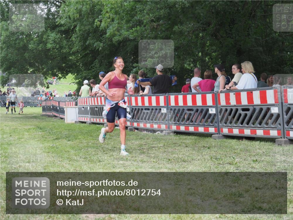 21.06.2025 - 27. Vierlanden-Triathlon KatJ http://msf.ph/oto/8012754 15.06.2025 13:09:40 Ziel 225 meine-sportfotos.de