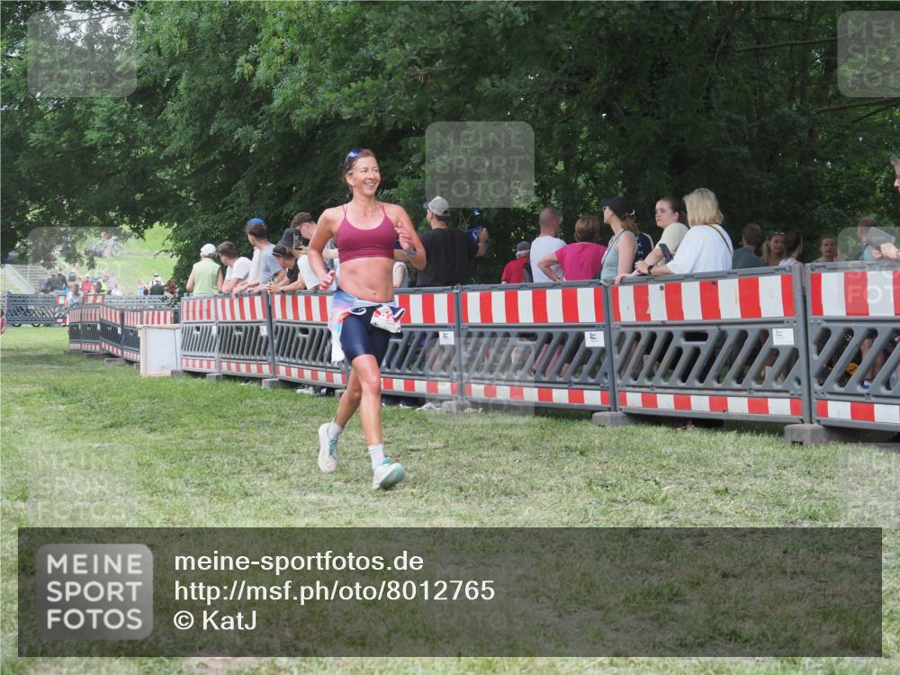 21.06.2025 - 27. Vierlanden-Triathlon KatJ http://msf.ph/oto/8012765 15.06.2025 13:09:40 Ziel 225 meine-sportfotos.de