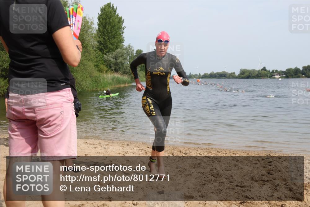 15.06.2025 - 27. Vierlanden-Triathlon Lena Gebhardt http://msf.ph/oto/8012771 15.06.2025 10:12:57 Schwimmen 512, 625 meine-sportfotos.de