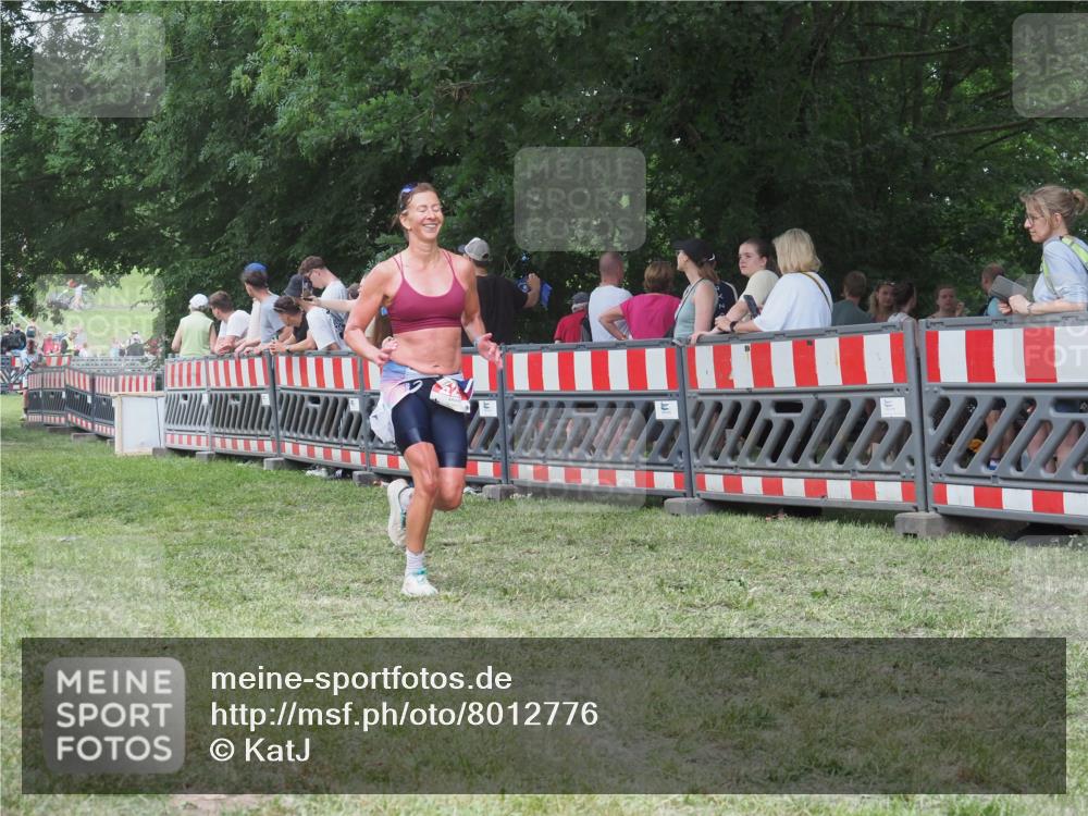 21.06.2025 - 27. Vierlanden-Triathlon KatJ http://msf.ph/oto/8012776 15.06.2025 13:09:41 Ziel 225, 716 meine-sportfotos.de
