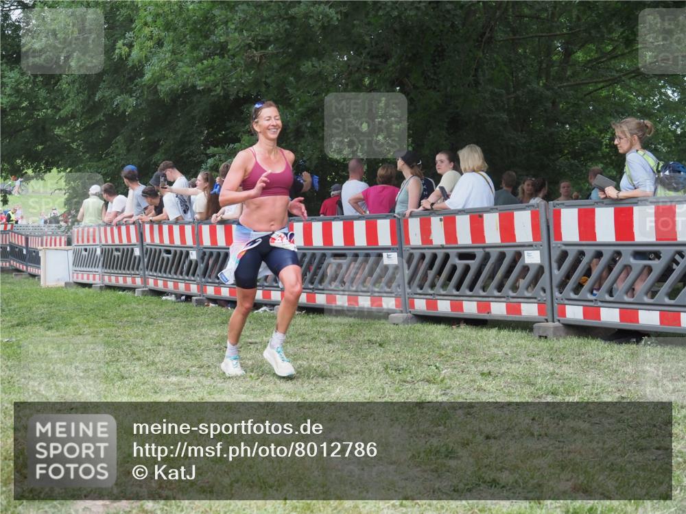 21.06.2025 - 27. Vierlanden-Triathlon KatJ http://msf.ph/oto/8012786 15.06.2025 13:09:41 Ziel 225, 716 meine-sportfotos.de