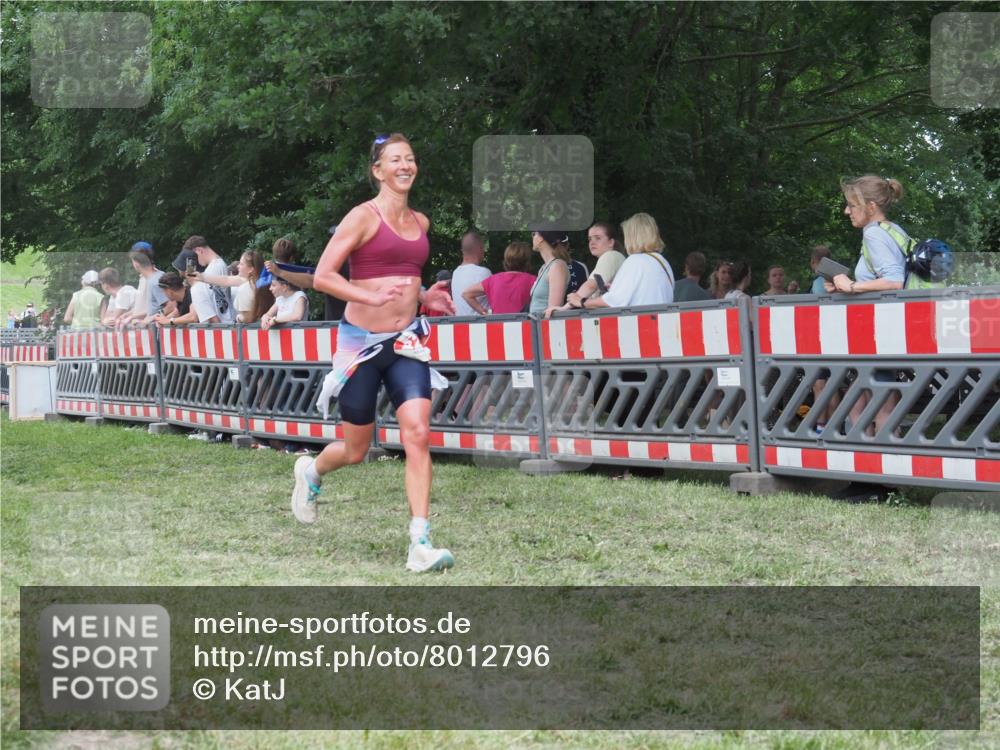 21.06.2025 - 27. Vierlanden-Triathlon KatJ http://msf.ph/oto/8012796 15.06.2025 13:09:41 Ziel 225, 716 meine-sportfotos.de
