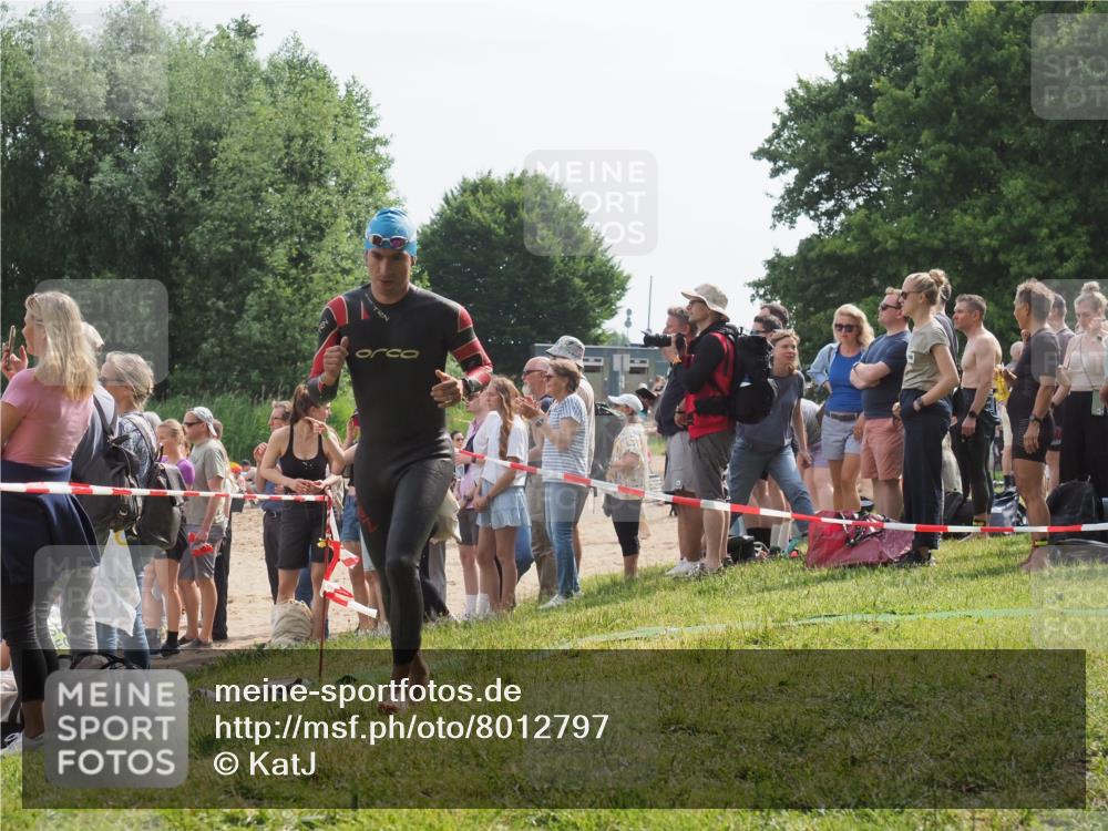 15.06.2025 - 27. Vierlanden-Triathlon KatJ http://msf.ph/oto/8012797 15.06.2025 10:14:28 Schwimmen 482, 565, 618 meine-sportfotos.de