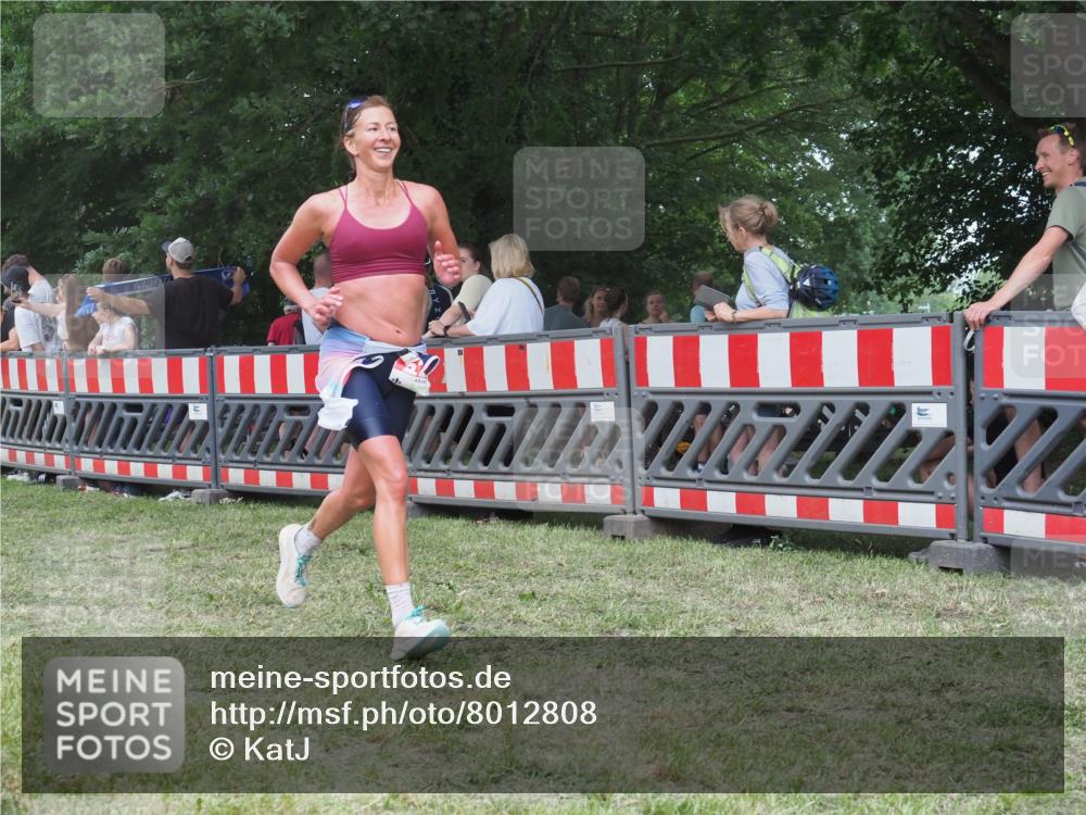 21.06.2025 - 27. Vierlanden-Triathlon KatJ http://msf.ph/oto/8012808 15.06.2025 13:09:41 Ziel 225, 716 meine-sportfotos.de